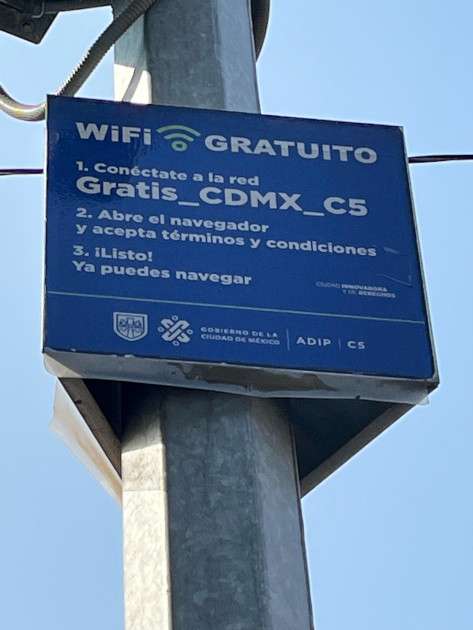 Free WiFi sign "WiFi gratuito". What to pack for Mexico City (accessories debunked)