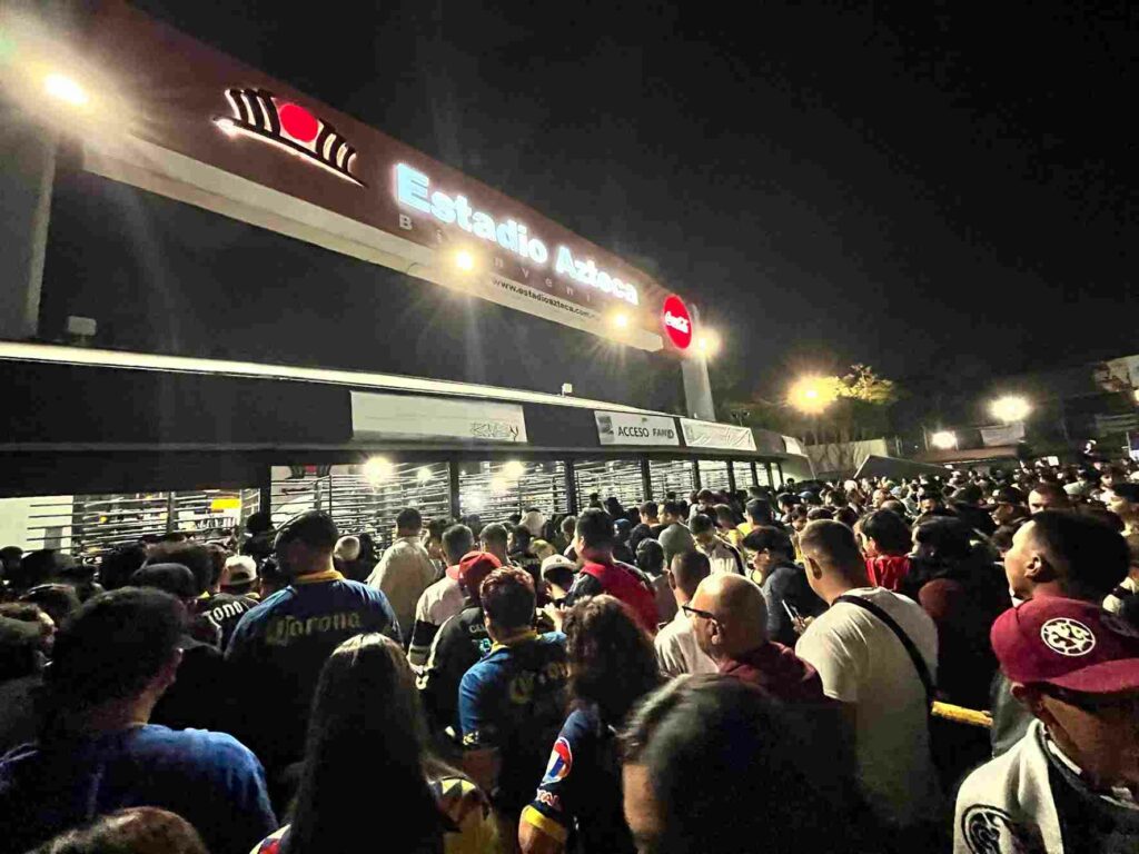 Crowd at Estadio Azteca's entrance before a game between America and Santos.